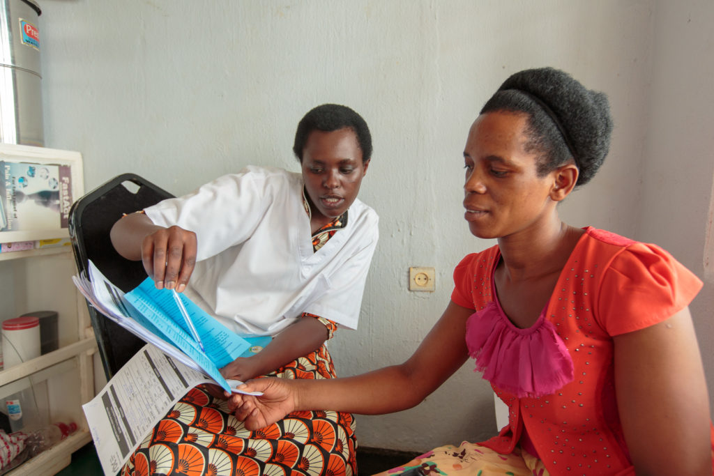 Nurse explaining HCV screening to a patient.